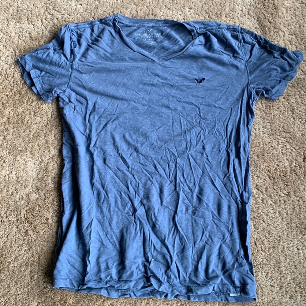 ⬇️Men’s American eagle v neck T-shirt medium